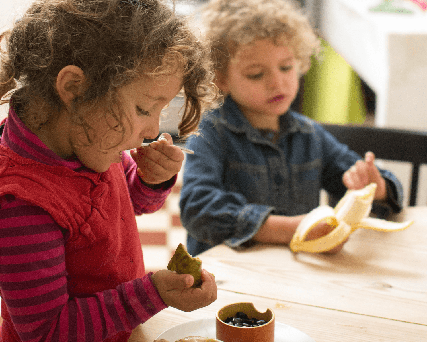 Crianças comendo fruta