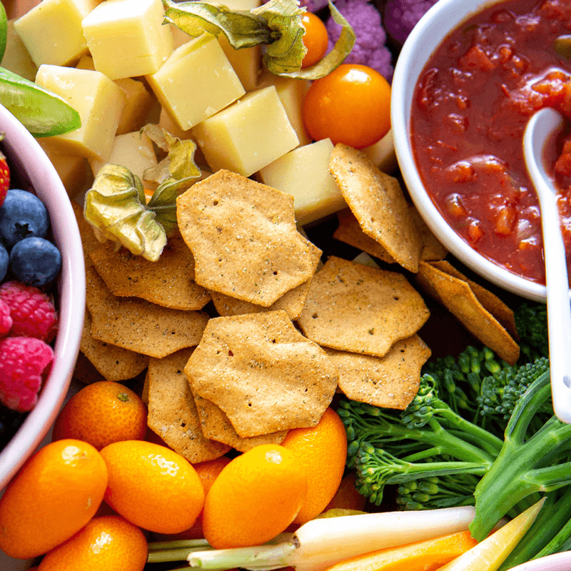 refeição com fruta queijo e legumes