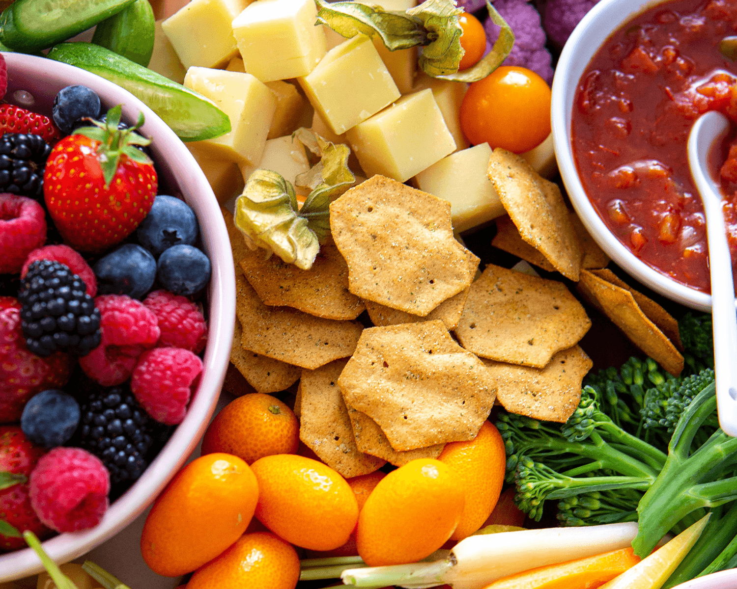 refeição com fruta queijo e legumes